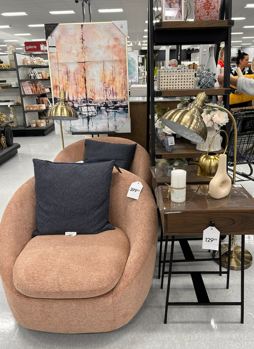 Section HomeSense du nouveau magasin avec du \u00ab home staging \u00bb.