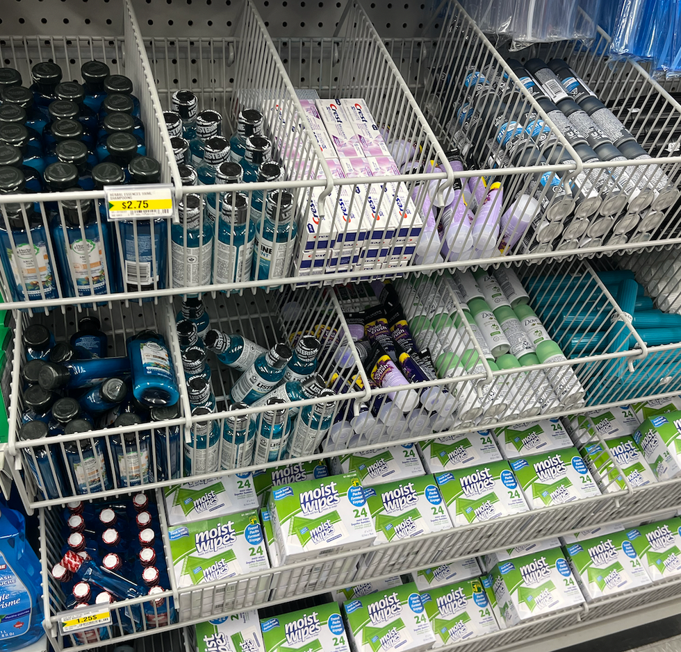 Section remplie de mini-formats pour les voyages : shampoing, dentifrice, cr\u00e8me, d\u00e9odorants, etc.