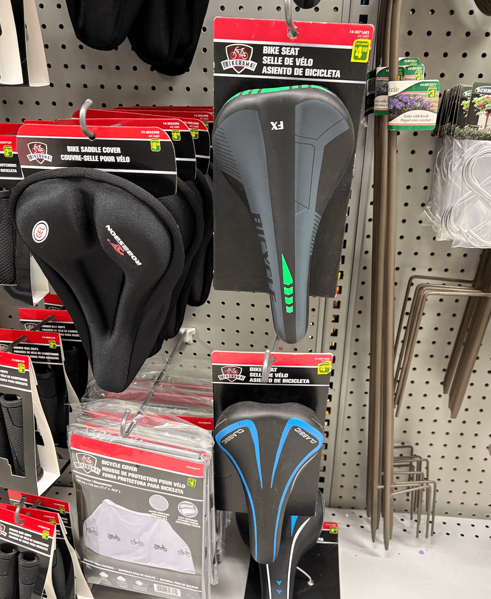 Selle de v\u00e9lo sur les \u00e9tag\u00e8res du Dollarama.