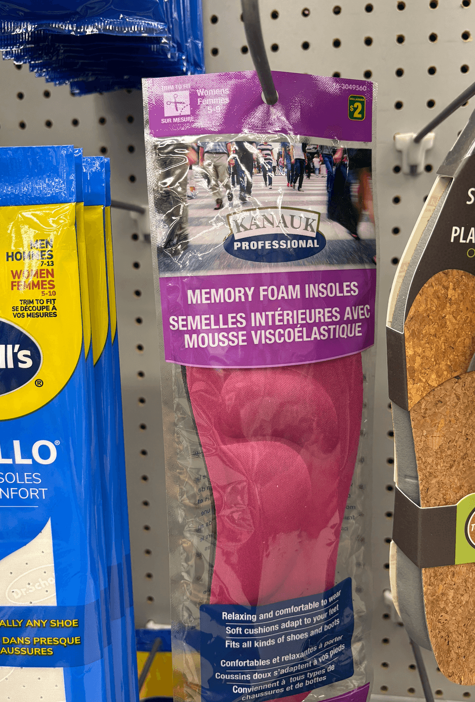 Semelles sur les \u00e9tag\u00e8res du Dollarama.