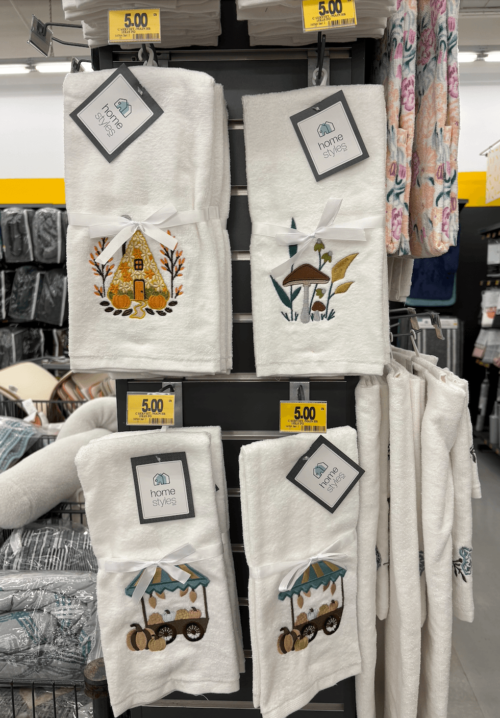 Serviette \u00e0 mains blanche Home Styles avec broderies automnales de maison, champignons et citrouilles chez Tigre G\u00e9ant.