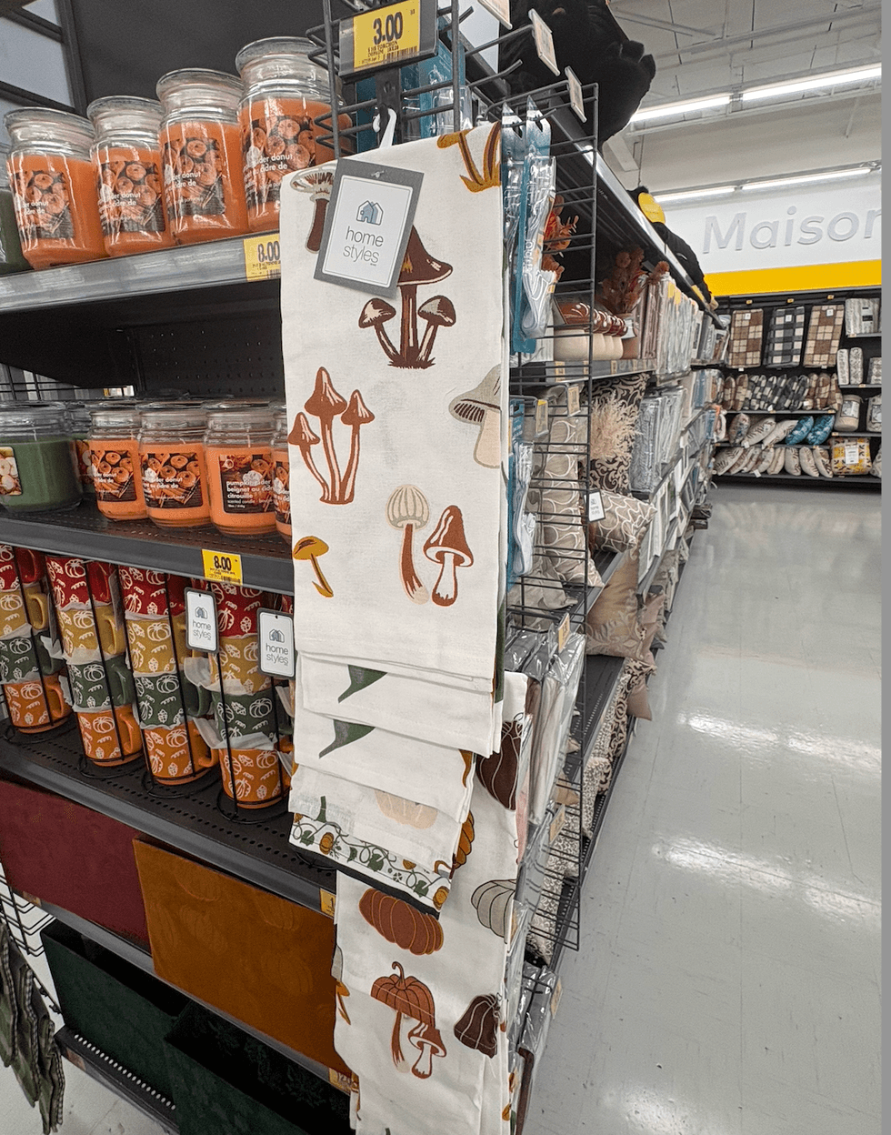 Serviettes de cuisine Home Styles avec motifs de champignons et de citrouilles dans des teintes d\u2019automne chez Tigre G\u00e9ant.
