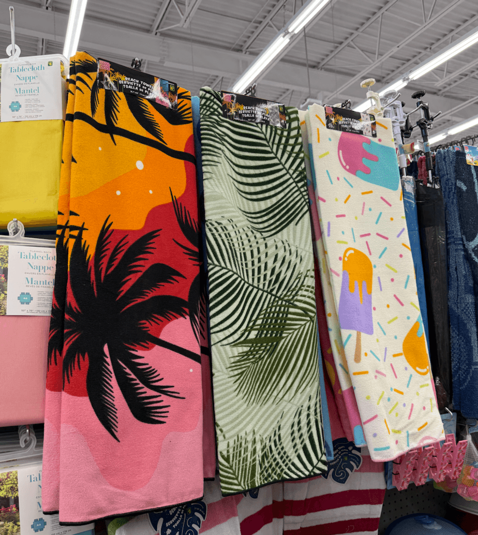 Serviettes de plage color\u00e9es au Dollarama.