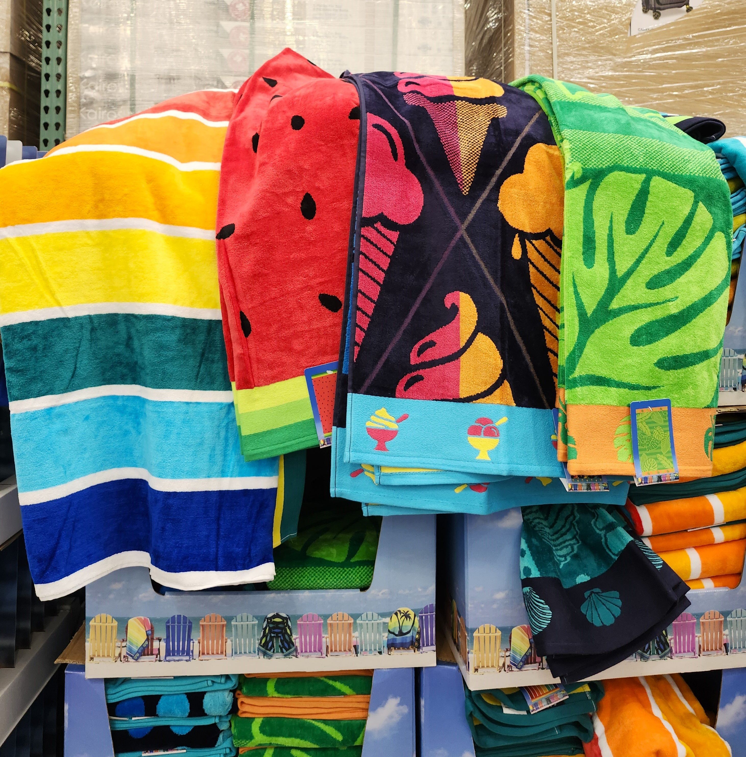 Serviettes de plage color\u00e9es.