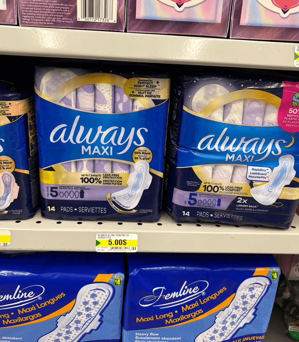 Serviettes hygi\u00e9niques Always maxi sur les tablettes du Dollarama.