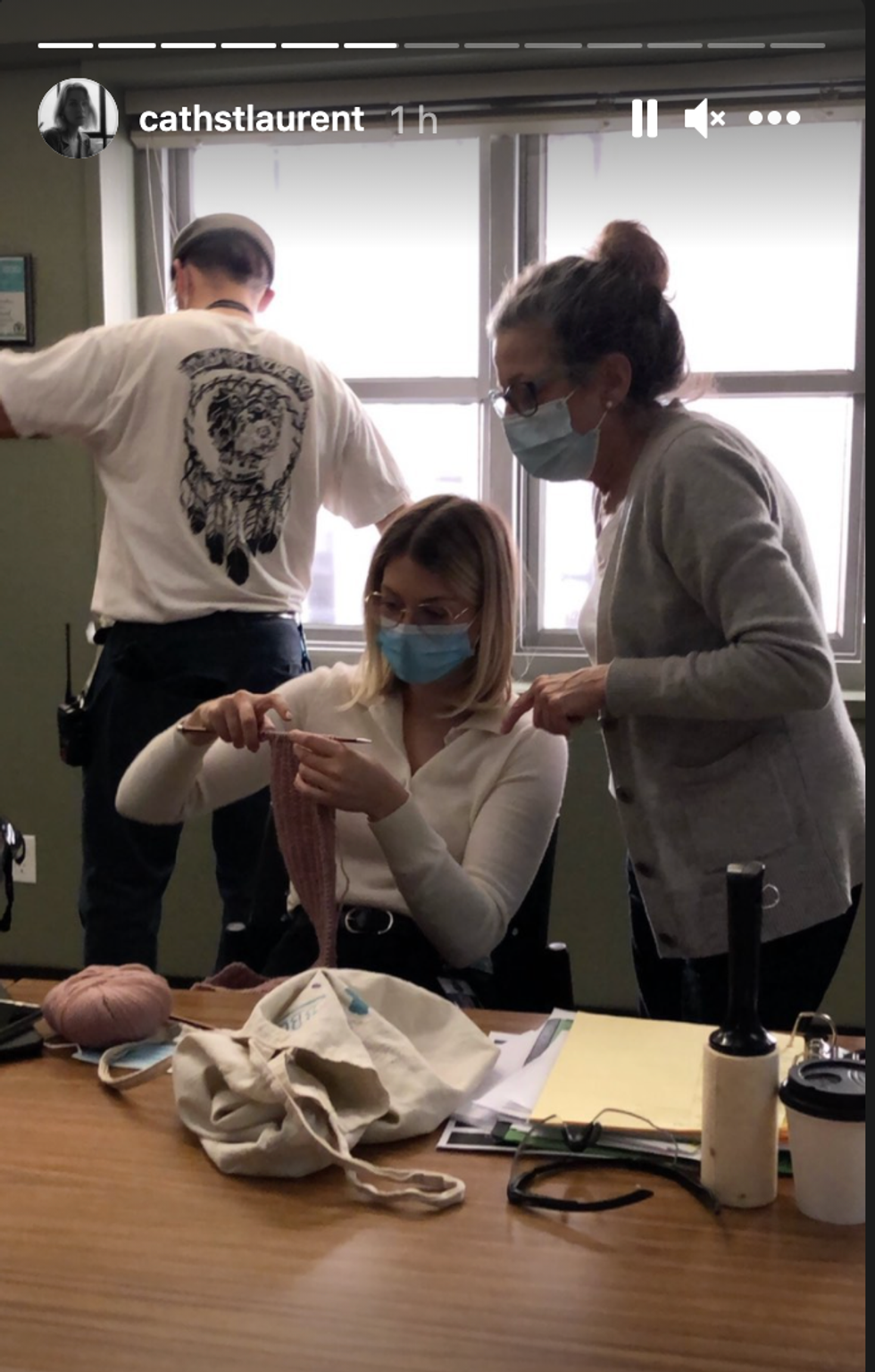 Session de tricot sur le plateau de tournage de District 31.