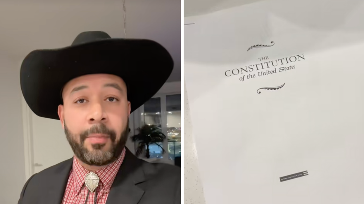 @shamelessflex sur TikTok avec un chapeau de cowboy. Droite : Une copie de la Constitution des États-Unis.