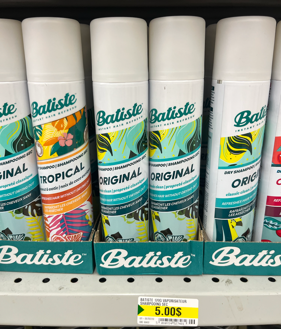 Shampoing sec Batiste sur les tablettes au Dollarama.