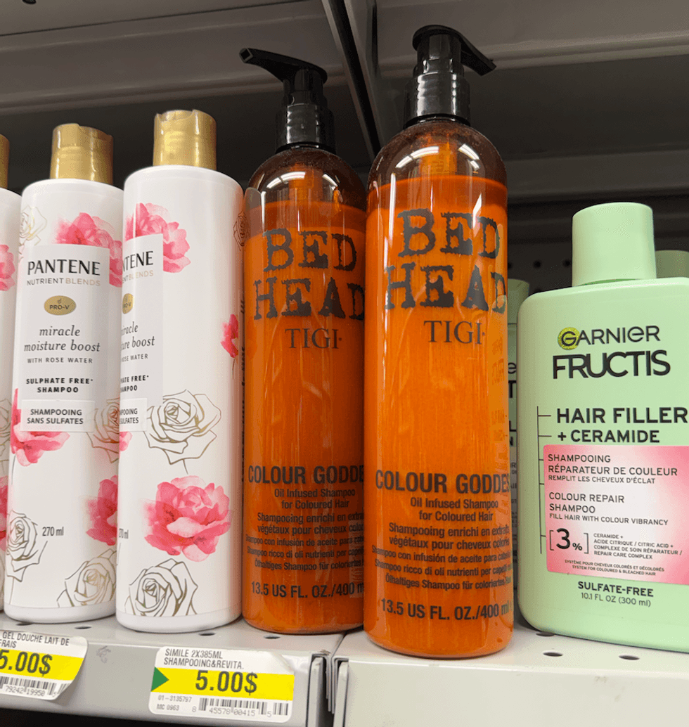 Shampooing Bed Head Colour Goddess de TIGI de 400 ml vendu 5 $ sur une tablette du Dollarama.