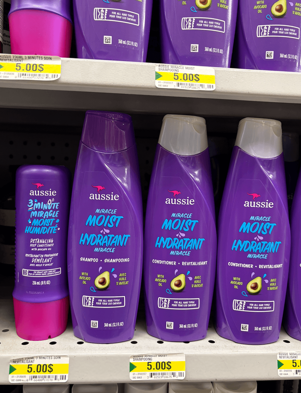 Shampooings et revitalisants Aussie sur les tablettes du Dollarama.