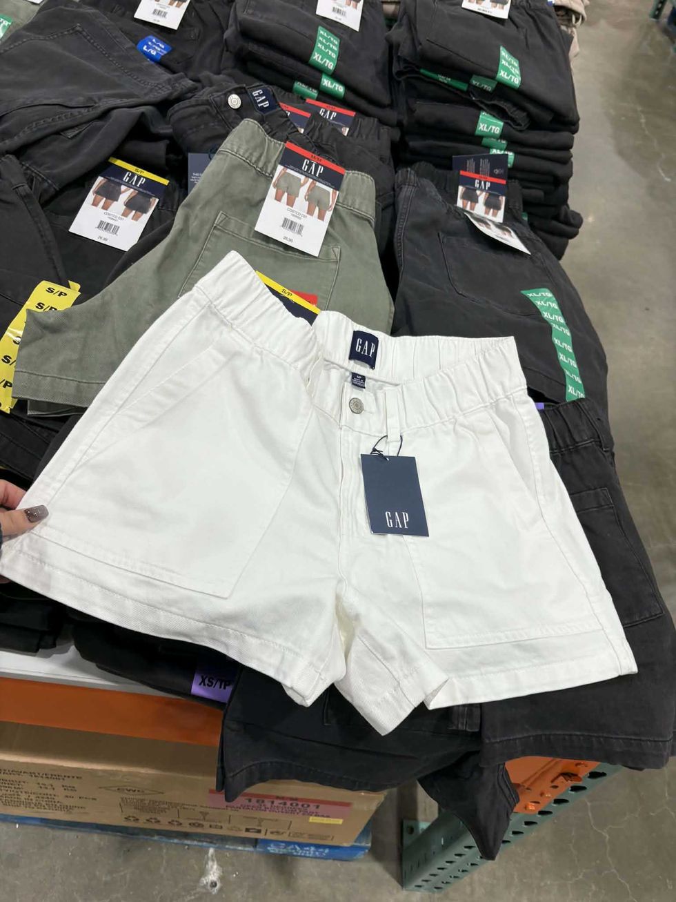 Short cargo blanc GAP pour femme au Costco.