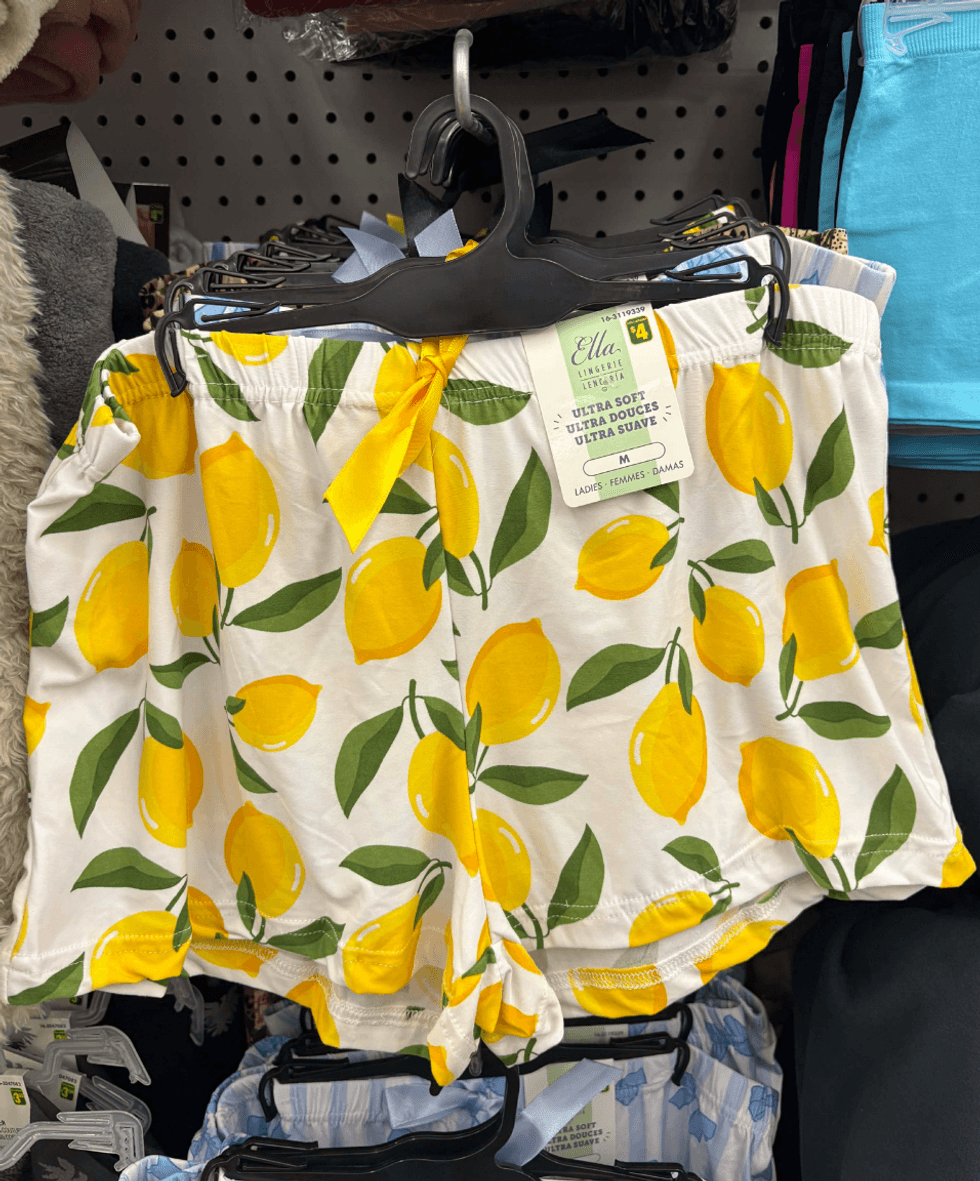 Short de pyjama ultra doux \u00e0 motifs en vente au Dollarama.