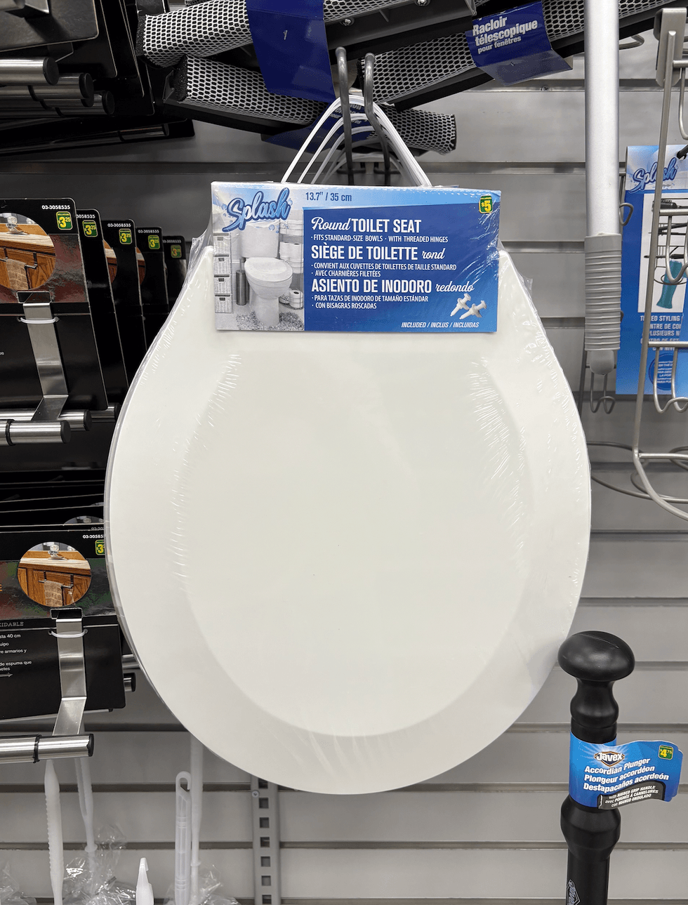 Si\u00e8ge de toilette sur les \u00e9tag\u00e8res du Dollarama.