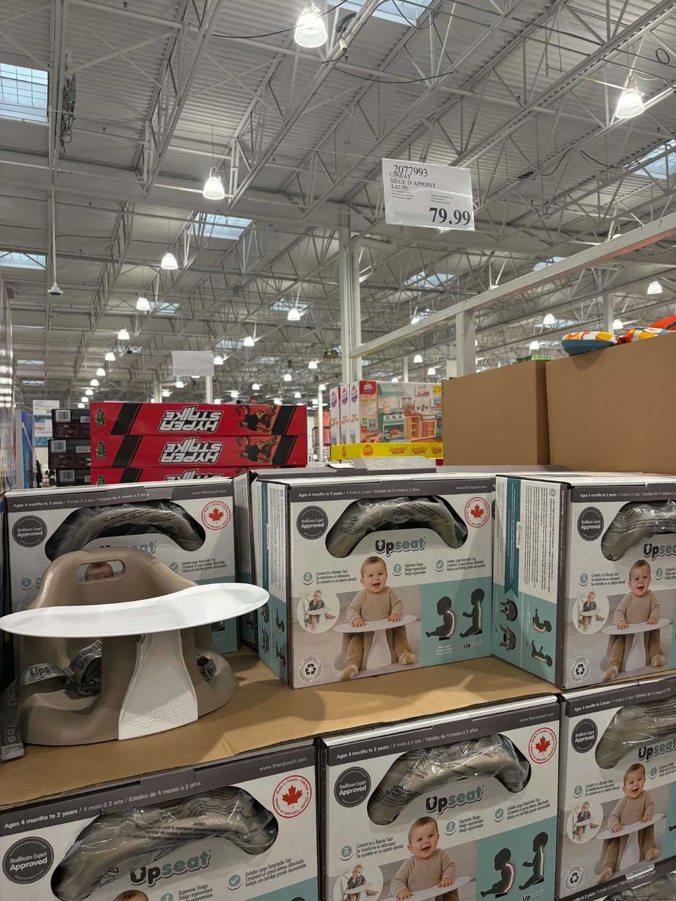 Si\u00e8ges d\u2019appoint Upseat pour b\u00e9b\u00e9 avec plateau vendus au Costco \u00e0 79,99 $.