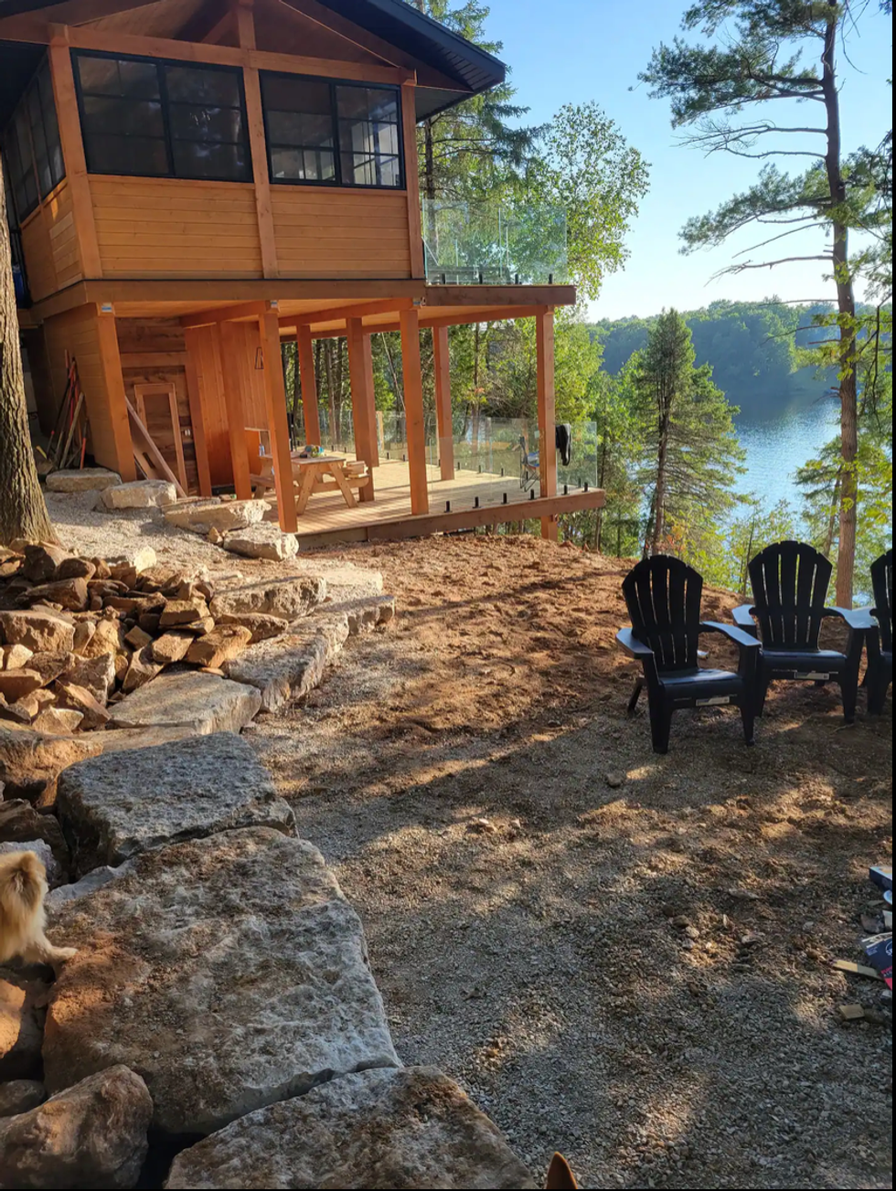 Side view of the cottage.