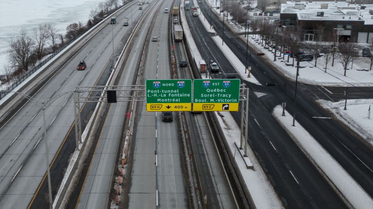 Signalisation de la route 132 indiquant le chemin vers le pont-tunnel Louis-H.-La Fontaine, à Longueuil.