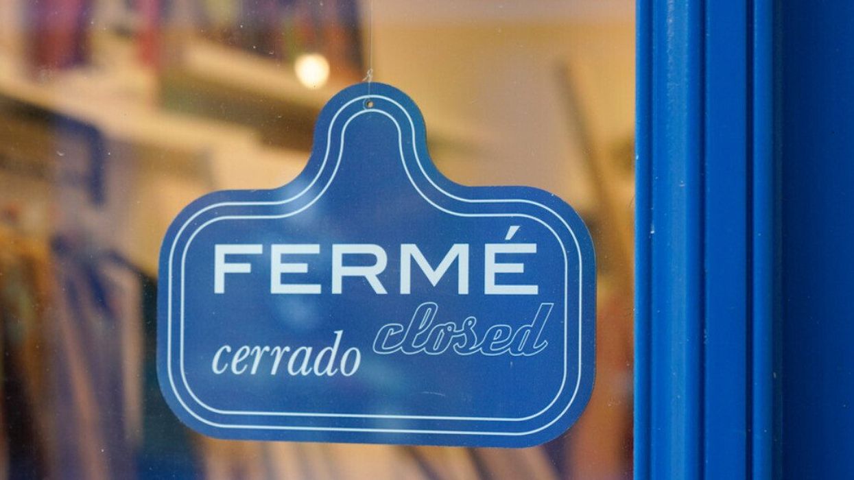 Signe fermé dans une porte d'un magasin.