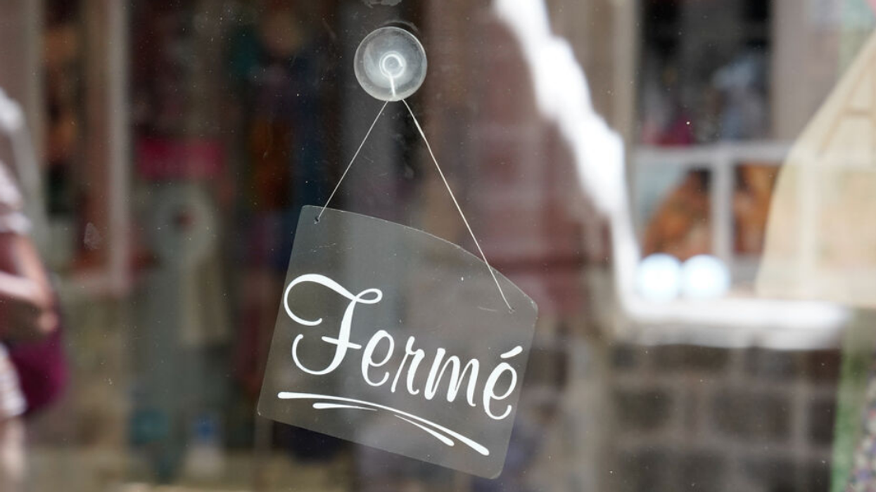 Signe « Fermé » sur une vitre de commerce.