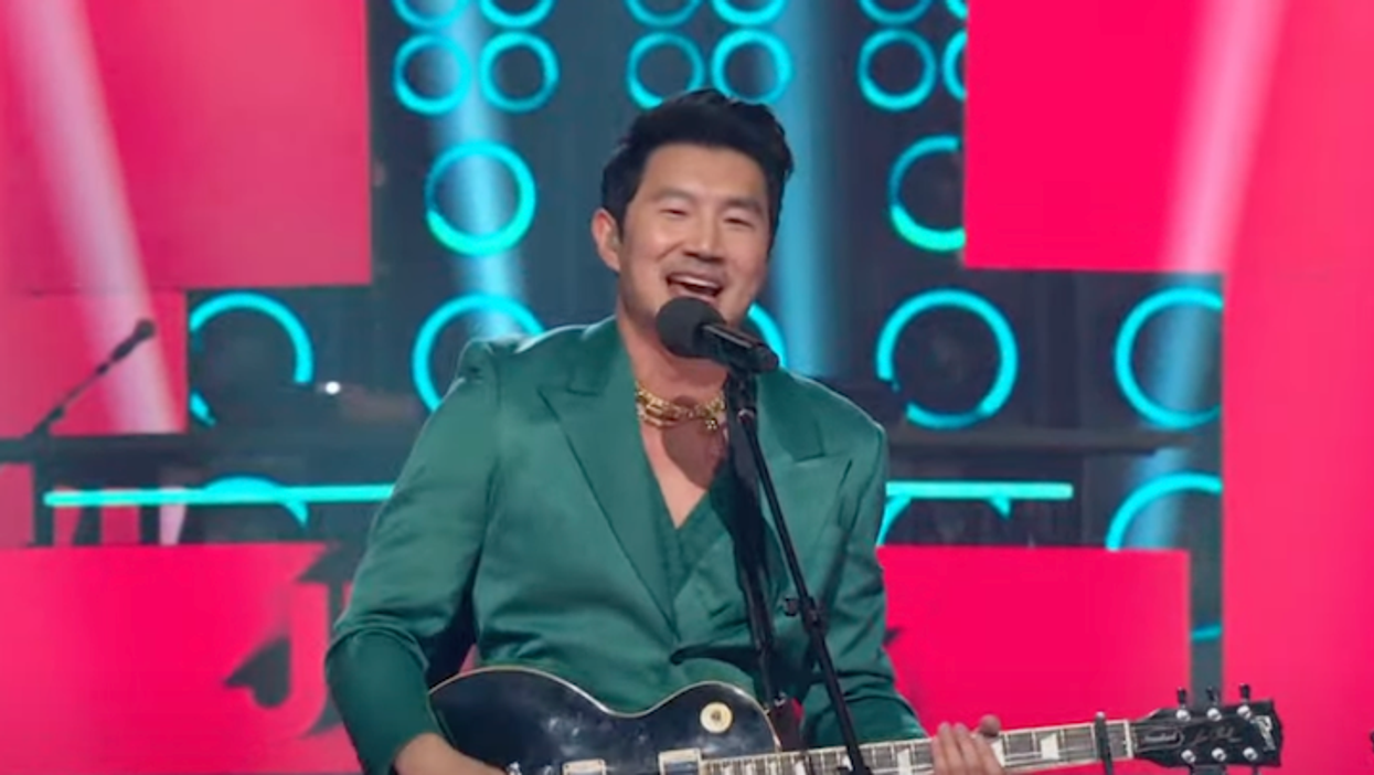 Simu Liu singing a Nickelback-inspired song at the JUNO Awards.