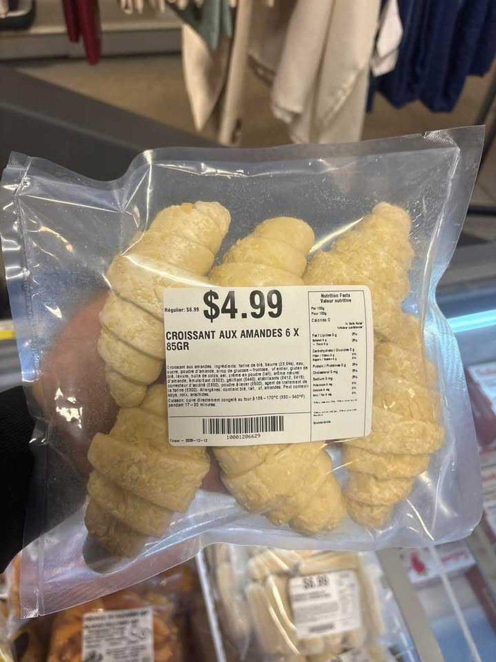 Six croissants aux amandes pour 4,99 $ en vente chez Boom Liquidation.