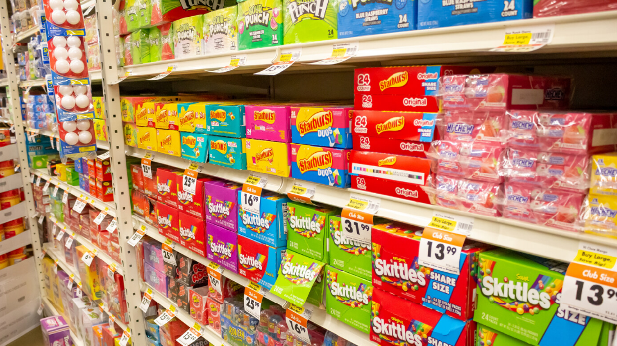 Skittles, Starbursts et autres bonbons sur les tablettes d'un un supermarché.