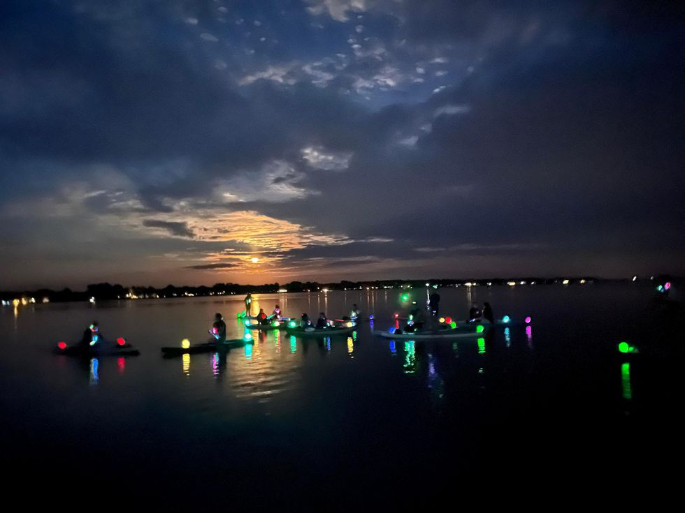 Soir\u00e9e de paddleboard \u00ab glow in the dark \u00bb pr\u00e8s de Montr\u00e9al.