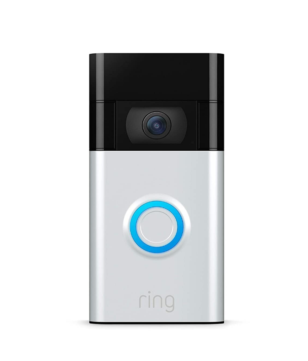 Sonnette vid\u00e9o intelligente argent\u00e9e  avec un cercle bleu autour du bouton principal.