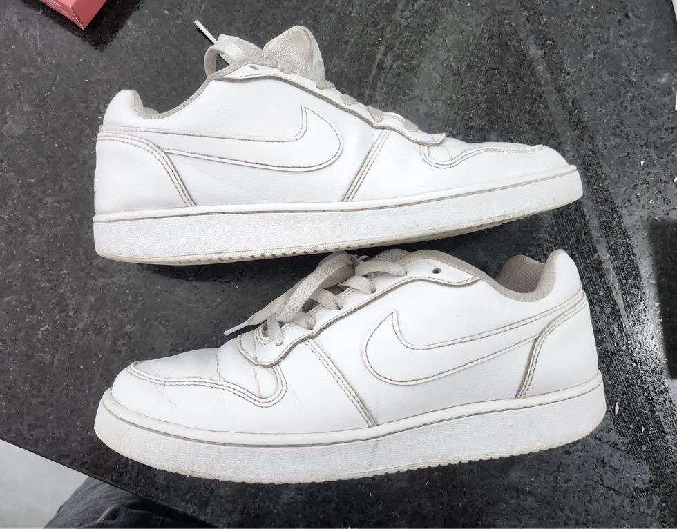 Souliers blancs de la marque Nike.