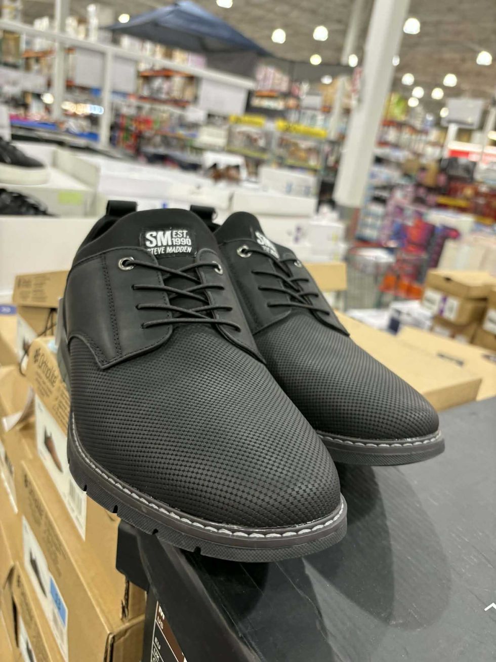Souliers habill\u00e9s noirs Steve Madden pour homme au Costco.