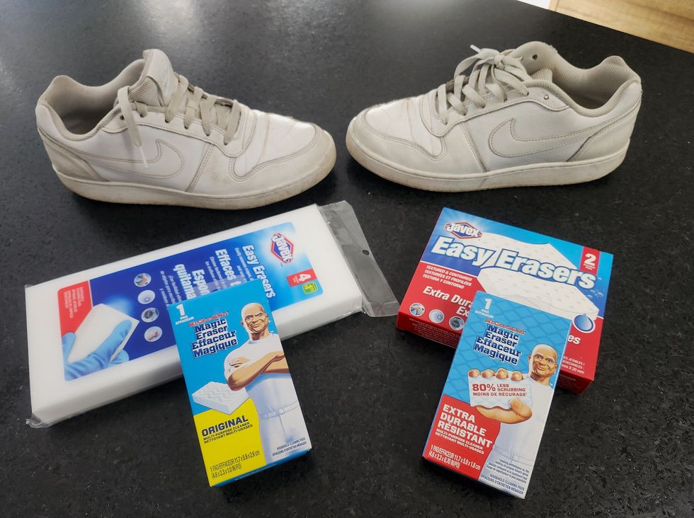 Souliers Nike de couleur blanche et des \u00e9ponges blanches nettoyantes.