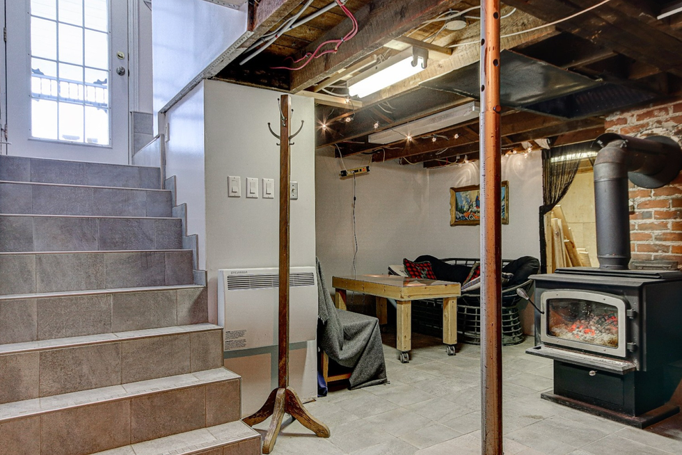 Sous-sol \u00e0 moiti\u00e9 fini.