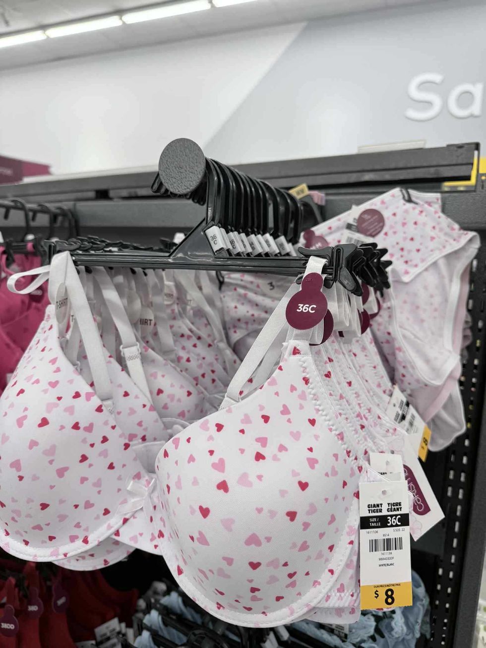 Sous-v\u00eatements de St-Valentin agenc\u00e9s en vente au Tigre G\u00e9ant.