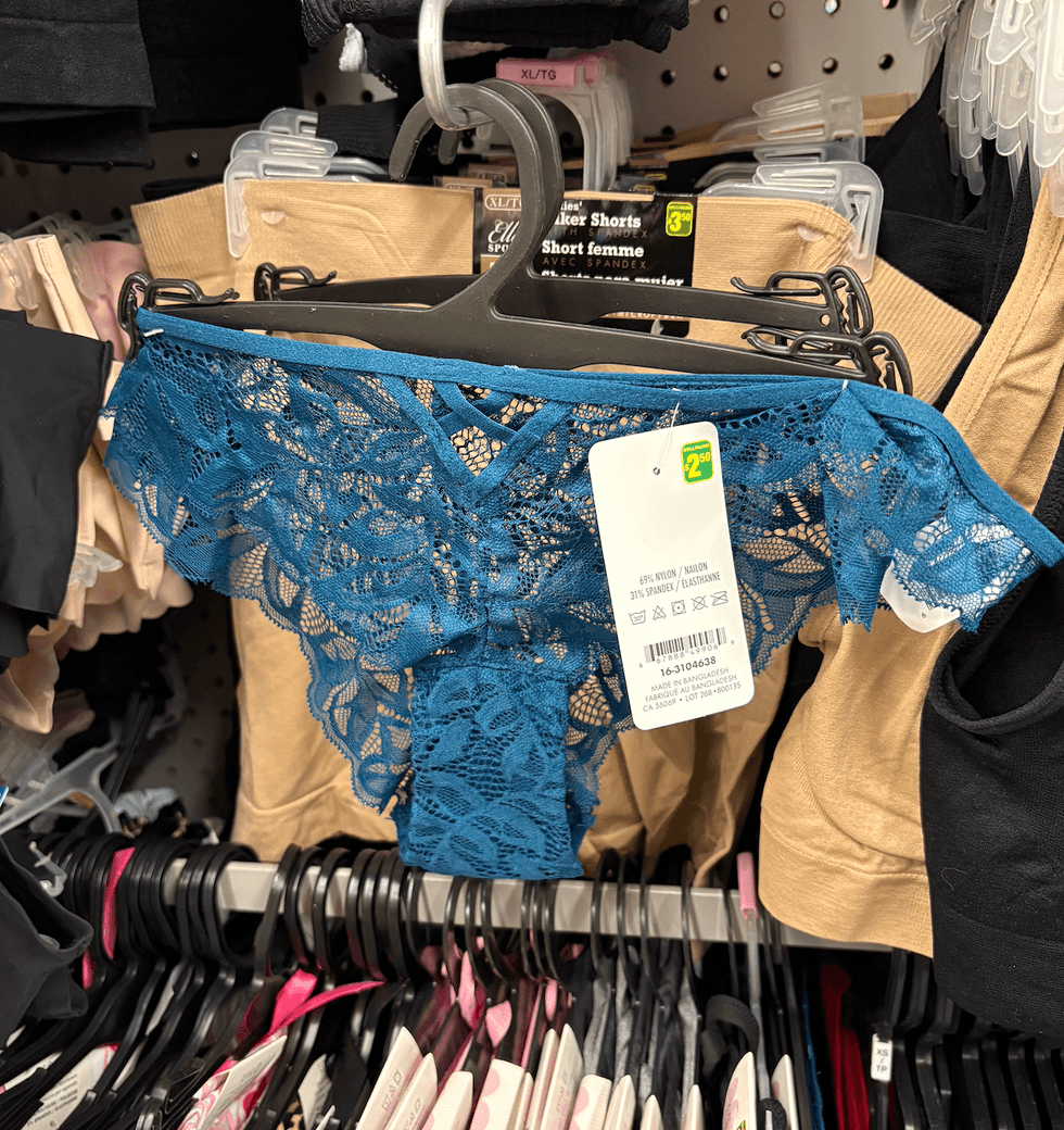 Sous v\u00eatements en dentelle sur les \u00e9tag\u00e8res du Dollarama.