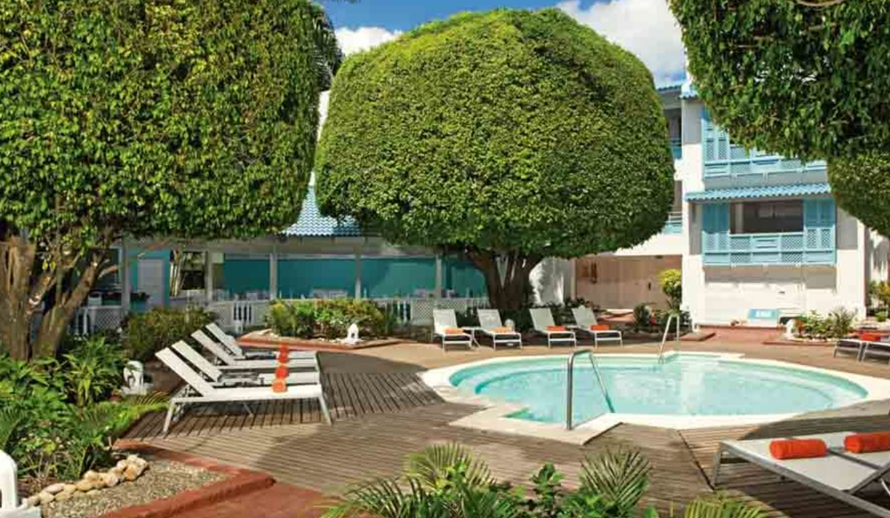 Spa d'un h\u00f4tel entour\u00e9 de chaises longues.