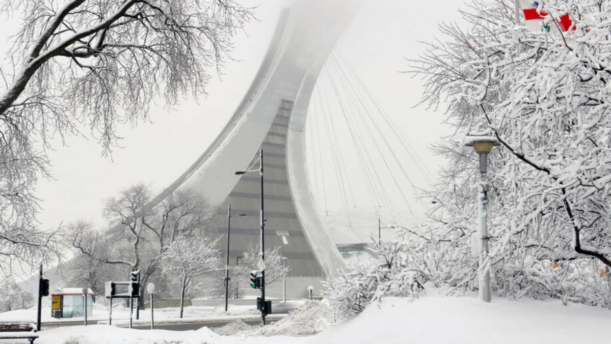 Stade olympique de Montréal sous la neige.