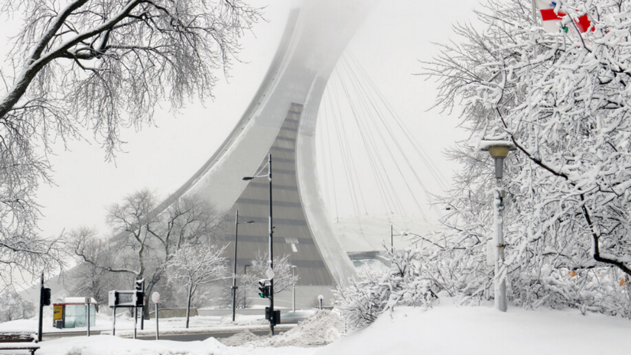 Stade olympique de Montréal sous la neige.