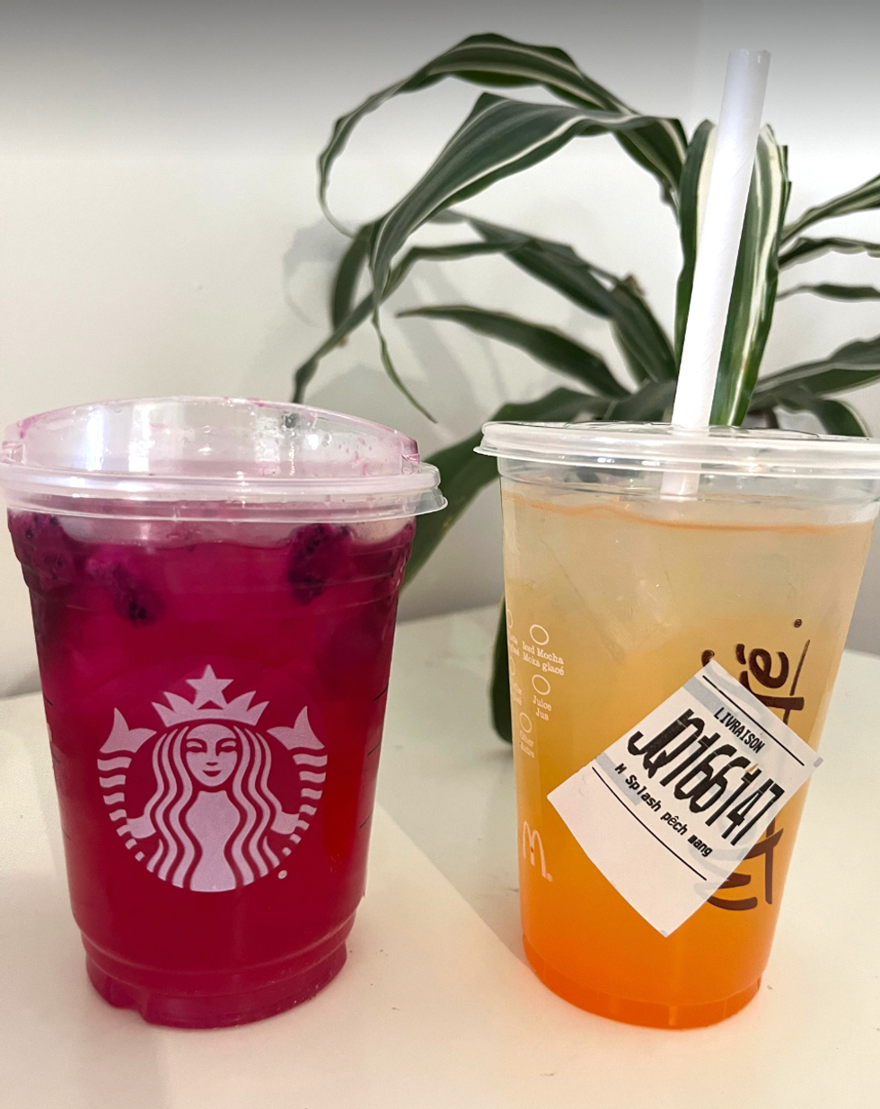 Starbucks Refreshers \u00e0 la mangue et au fruit du dragon et Splash fra\u00eecheur \u00e0 la p\u00eache et \u00e0 la mangue.