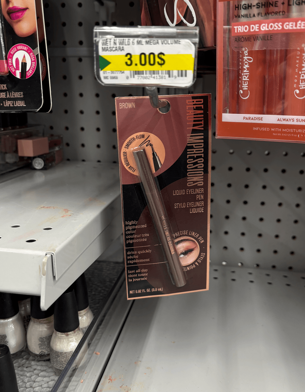 Stylo eyeliner liquide sur les \u00e9tag\u00e8res du Dollarama.