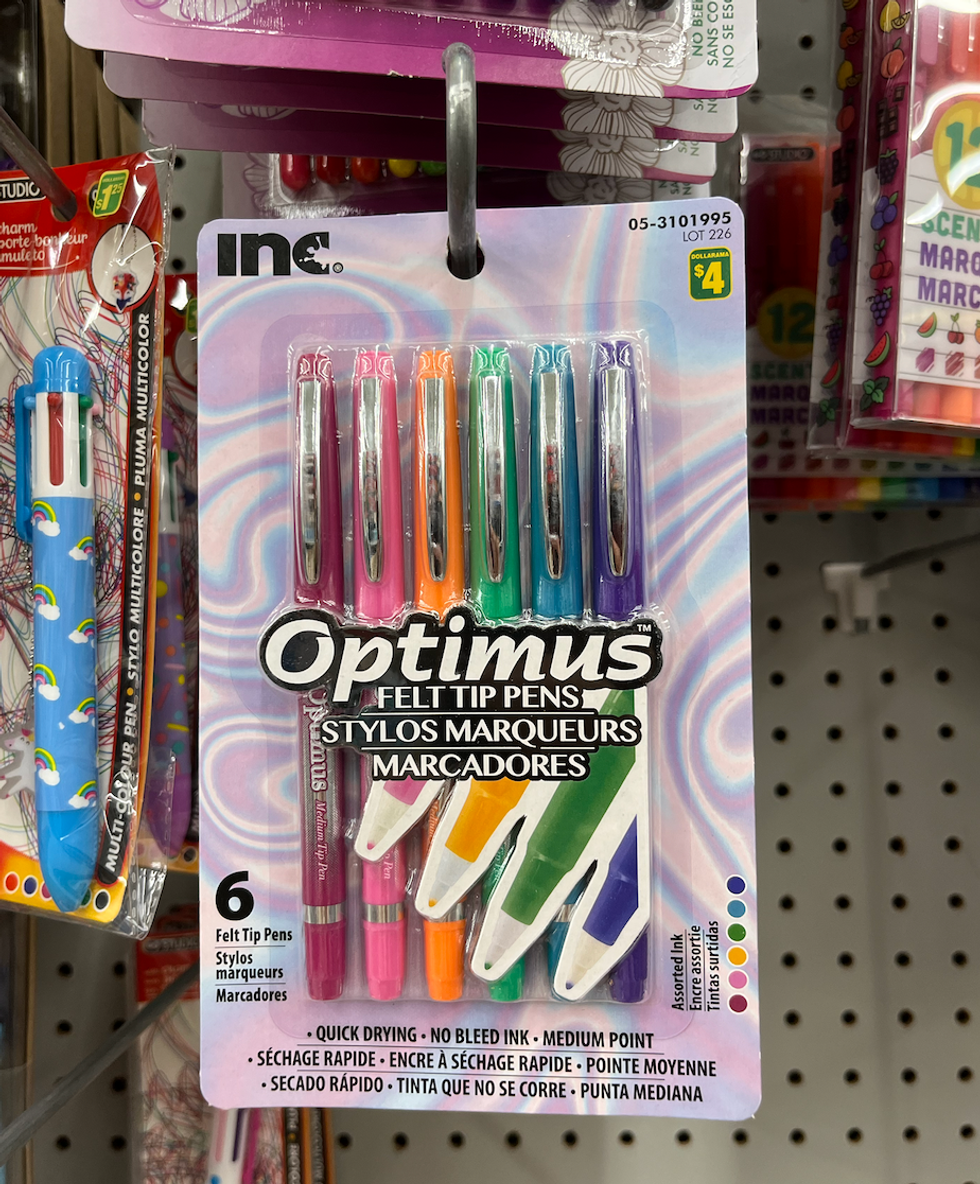 Stylos marqueurs dans leur emballage au Dollarama.