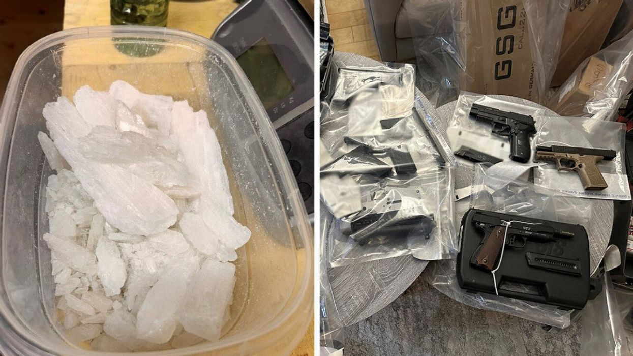 Substances illicites placées dans un contenant en plastique. Droite : des armes à feu sont étalées sur une table.