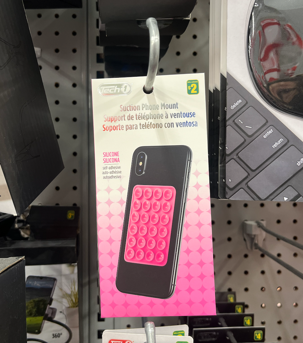 Support de t\u00e9l\u00e9phone \u00e0 ventouse rose dans son emballage au Dollarama.