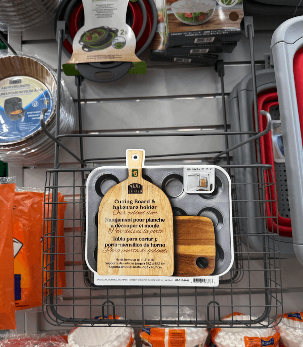 Support \u00e0 suspendre pour planches \u00e0 d\u00e9couper et moules chez Dollarama.