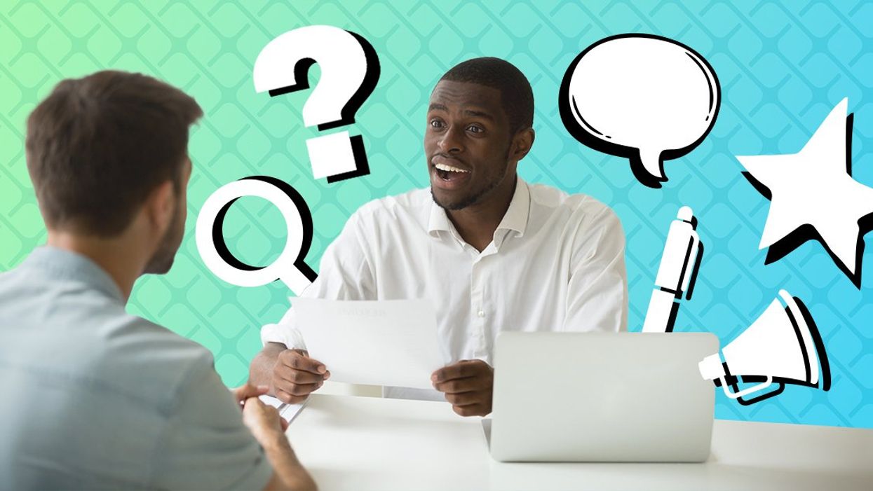 Sur la scène de l'entrevue, la personne interviewée est en face de l'intervieweur.
