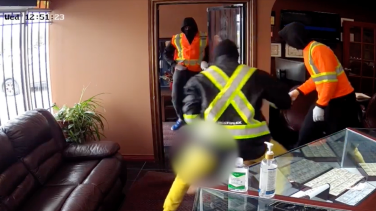 Suspects robbing a jewellery store.