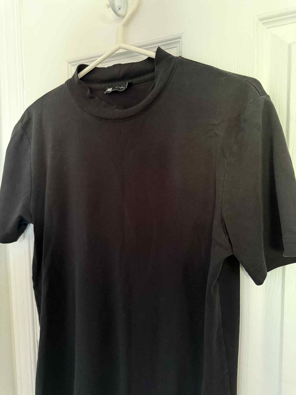 T-shirt noir surdimensionn\u00e9.