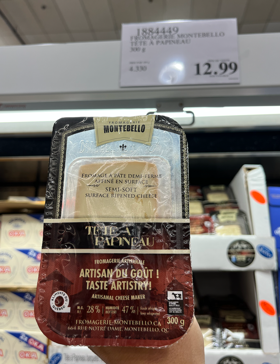 T\u00eate \u00e0 Papineau de la Fromagerie Montebello dans une main au Costco.