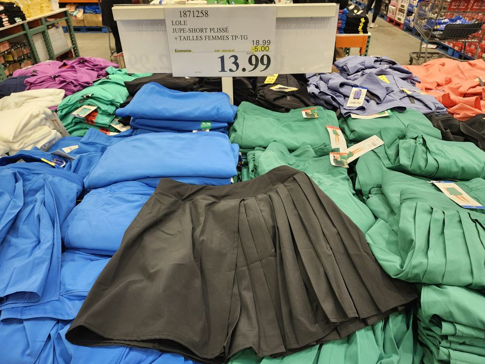 Table de jupe-short de couleurs vari\u00e9es.