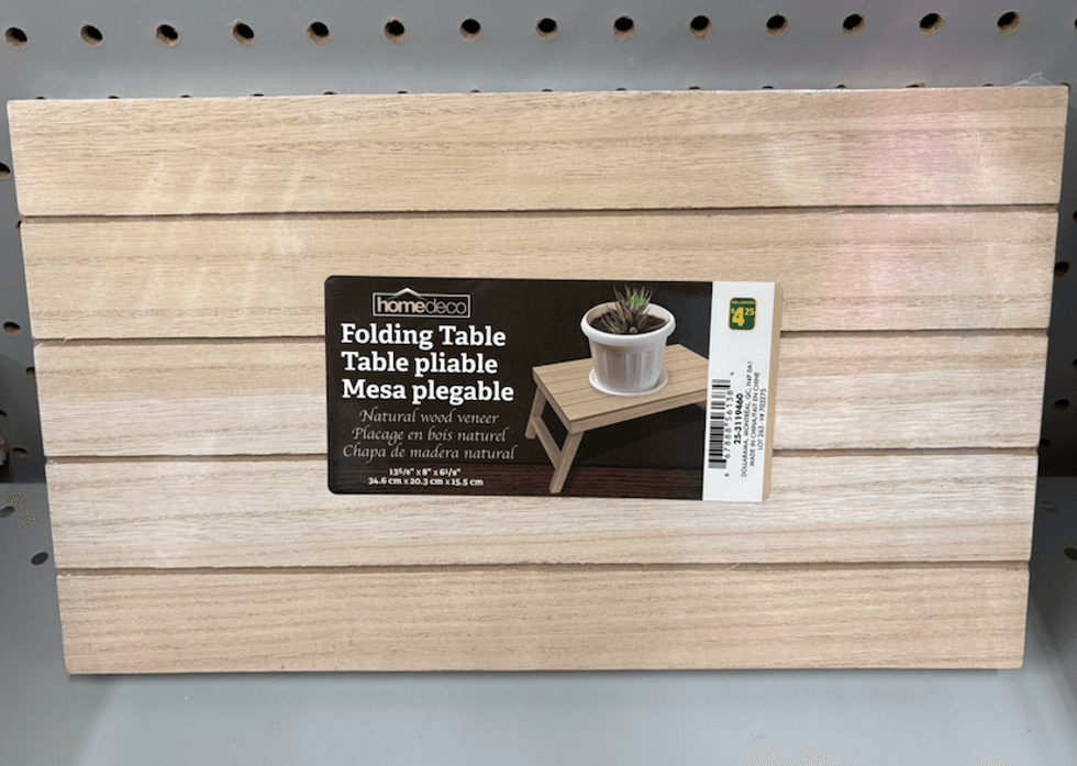 Table pliable en bois naturel.