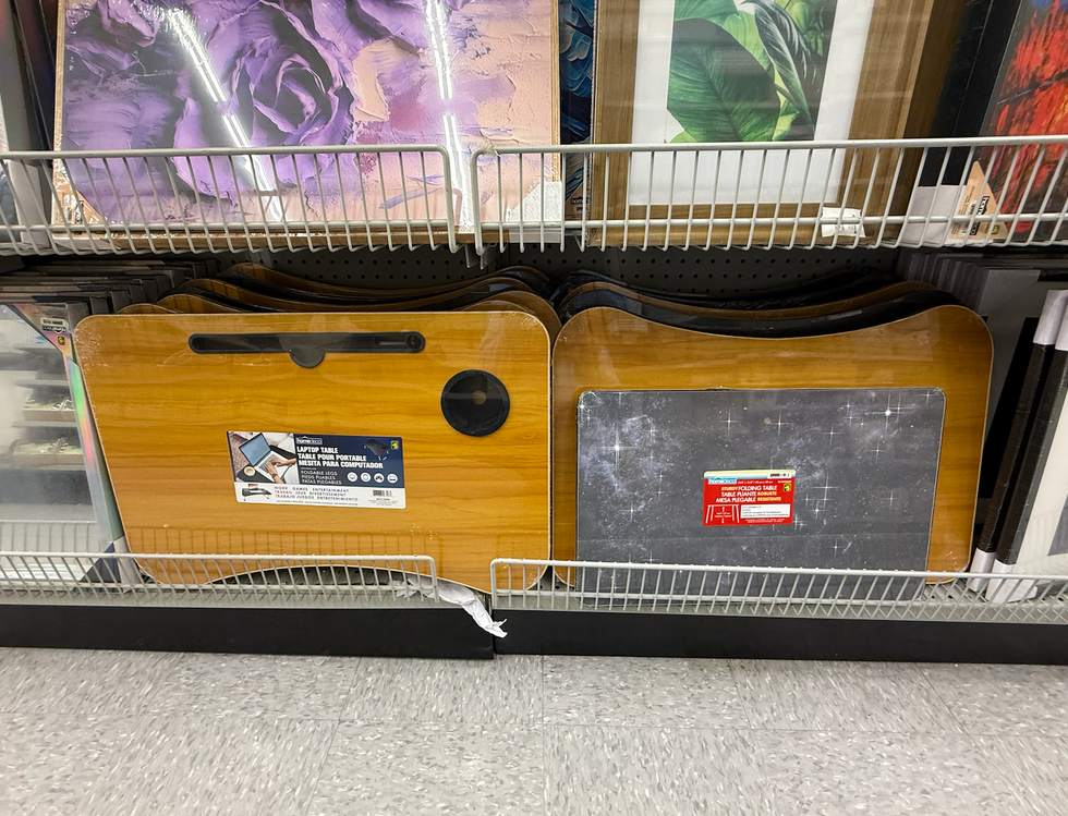 Table pliante pour ordinateur portable avec pattes rabattables.