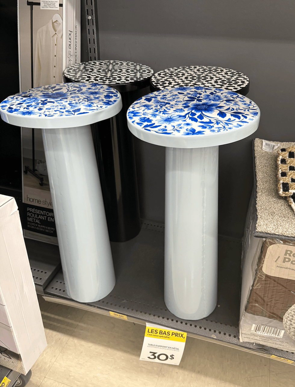 Tables d\u2019appoint rondes avec motifs floraux bleus et noirs chez Tigre G\u00e9ant.